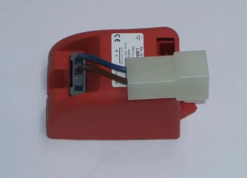 Daikin Zündtrafo mit rot-weißer Gehäusefarbe und Kabelanschlüssen. Das Produkt zeigt Kontakte und Typenbezeichnung auf der Oberseite.